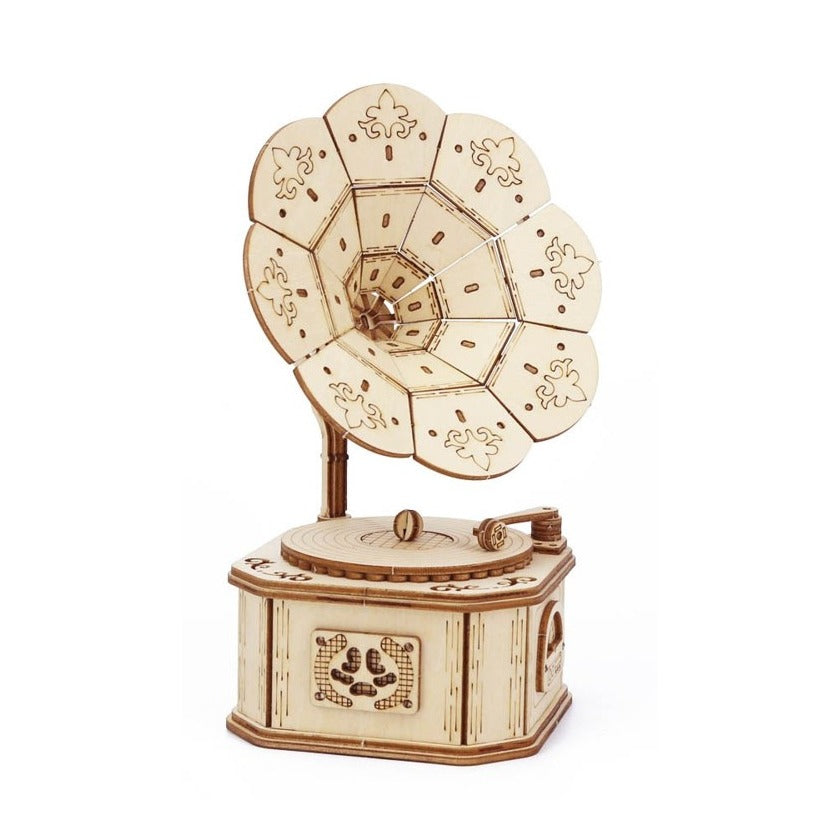 Boîte à musique en bois gramophone Joyeux anniversaire, vue de trois quarts sur fond blanc