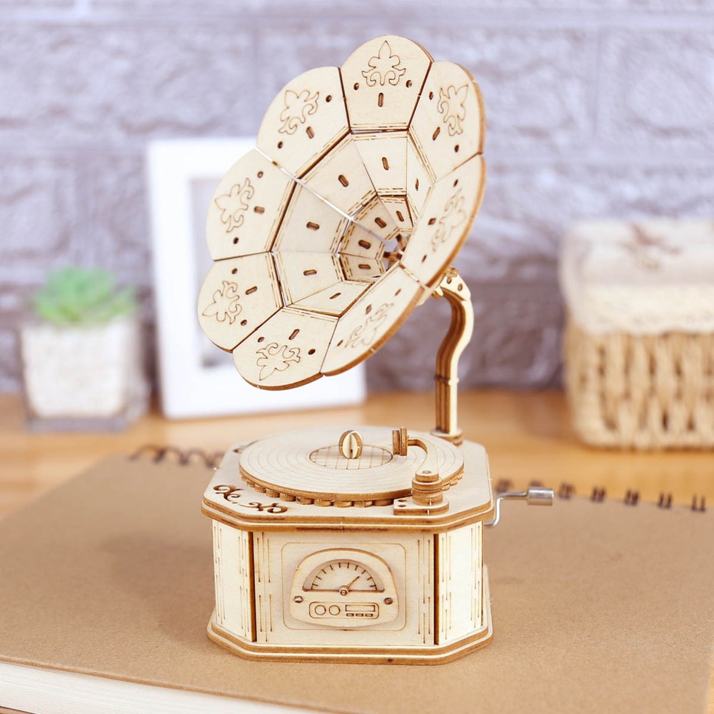 Boîte à musique gramophone en bois posée sur un bureau