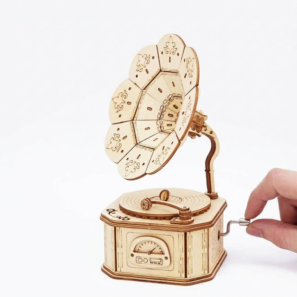 Main qui tourne la manivelle de la boîte à musique gramophone