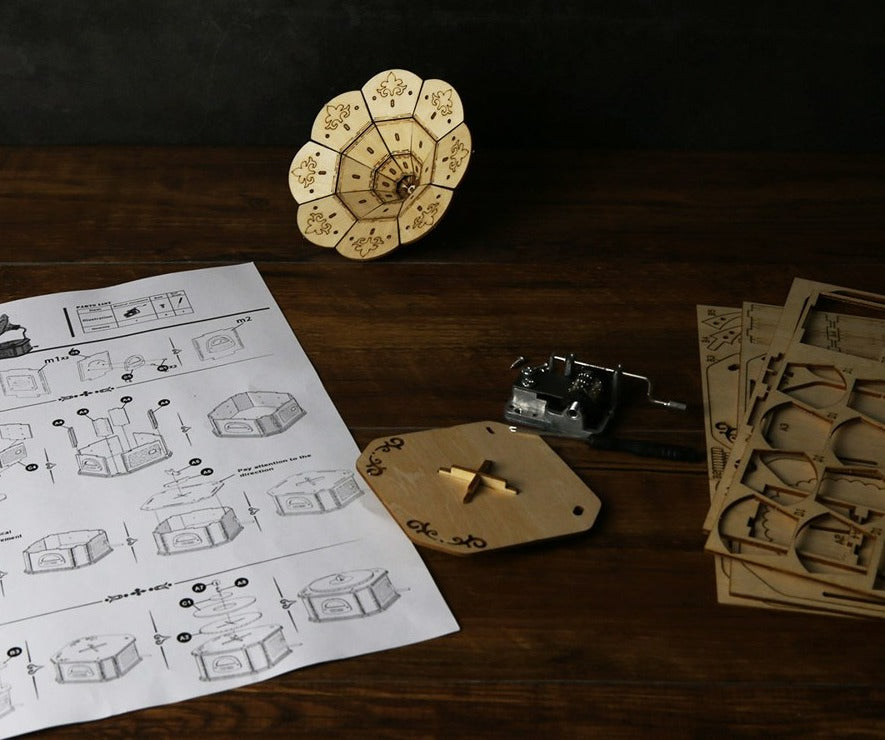 Montage du gramophone en bois : notice, planches prédécoupées et mouvement musical