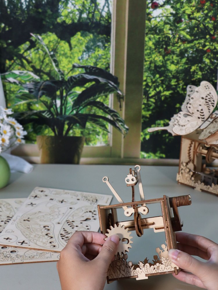 Montage de la boîte à musique papillon : assemblage du mécanisme à la main