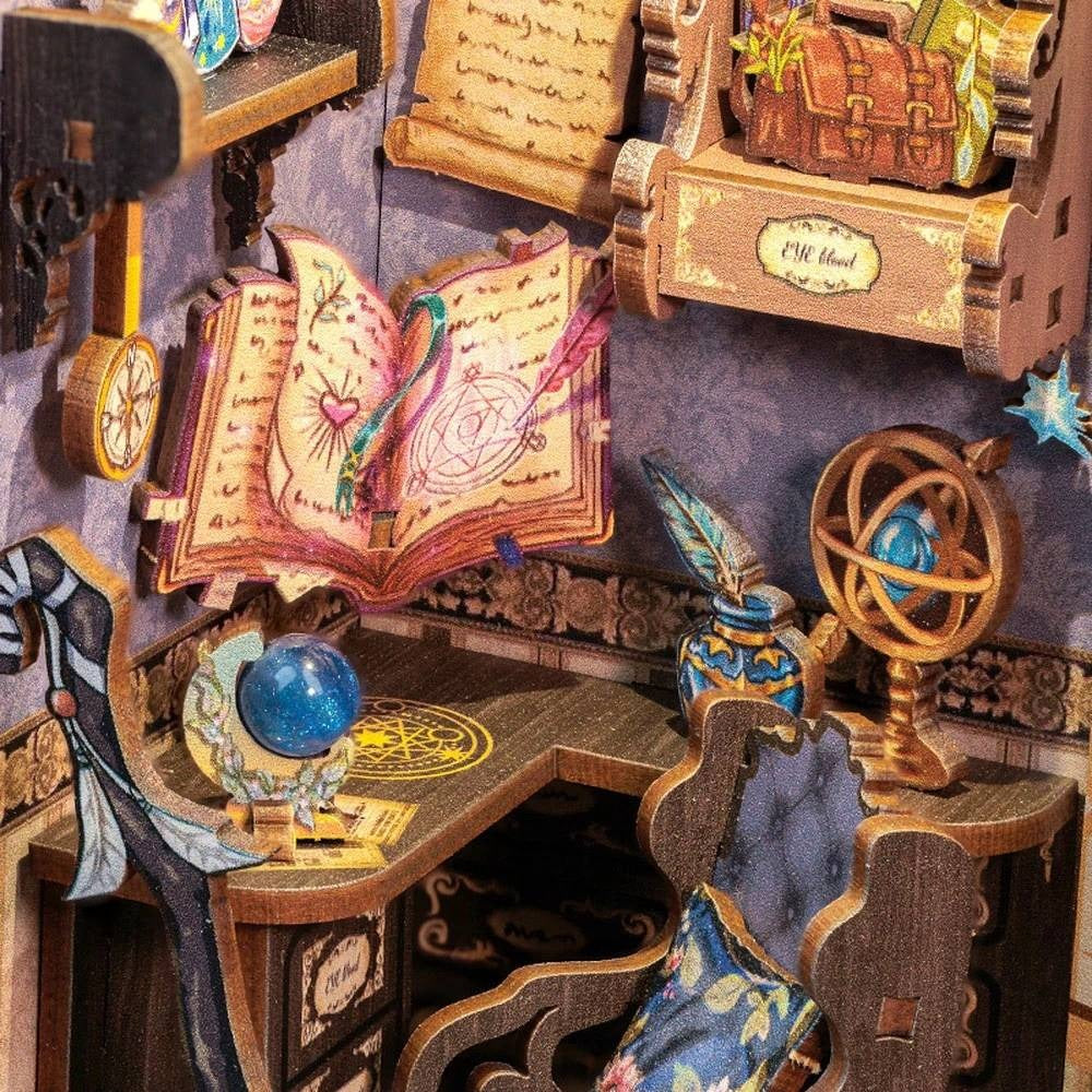 Bureau, livre ouvert et sphère armillaire miniatures du book nook agence de voyage