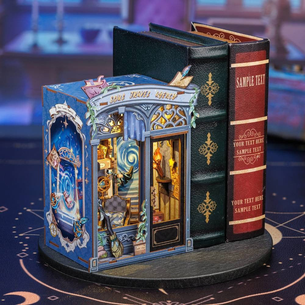 Book nook agence de voyage enchantée posé contre des livres