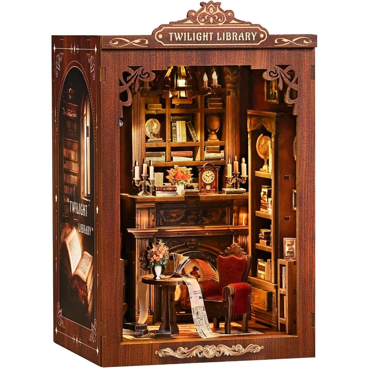 Book Nook Bibliothek mit Kamin aus Holz, Dreiviertelansicht von links auf weißem Hintergrund