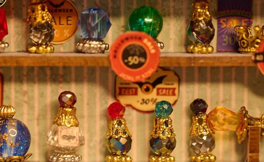 Étagère de flacons de potions miniatures à l'intérieur du book nook boutique de magie