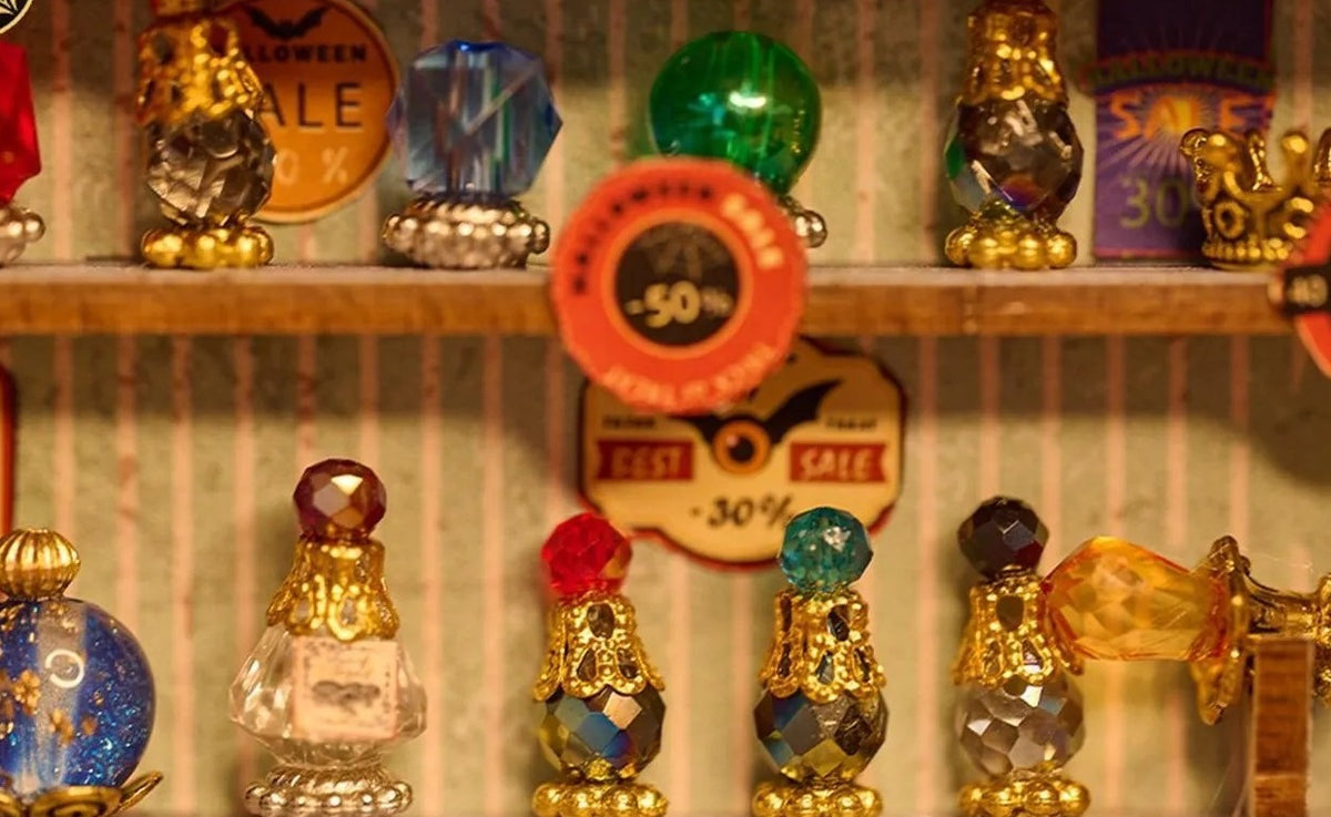 Étagère de flacons de potions miniatures à l'intérieur du book nook boutique de magie