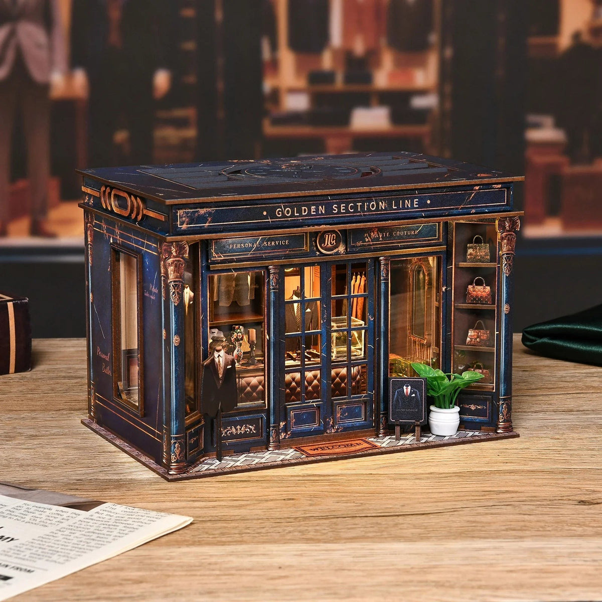 Book nook boutique de tailleur vu de biais, façade bleu nuit et colonnes dorées