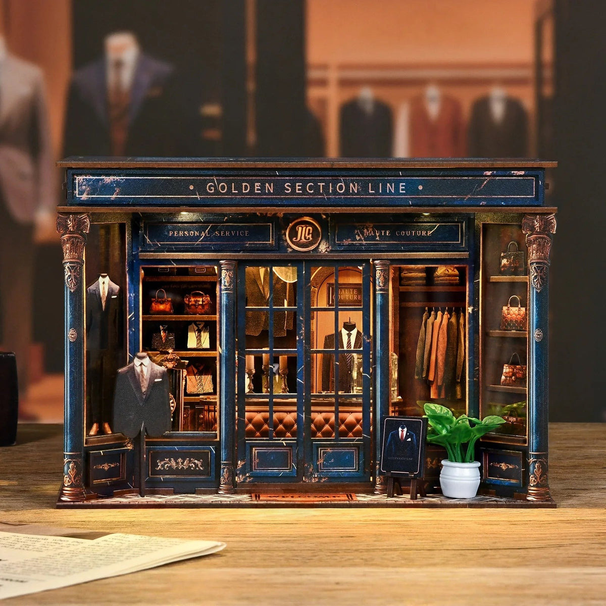 Book nook boutique de tailleur vu de face sur un bureau en bois clair