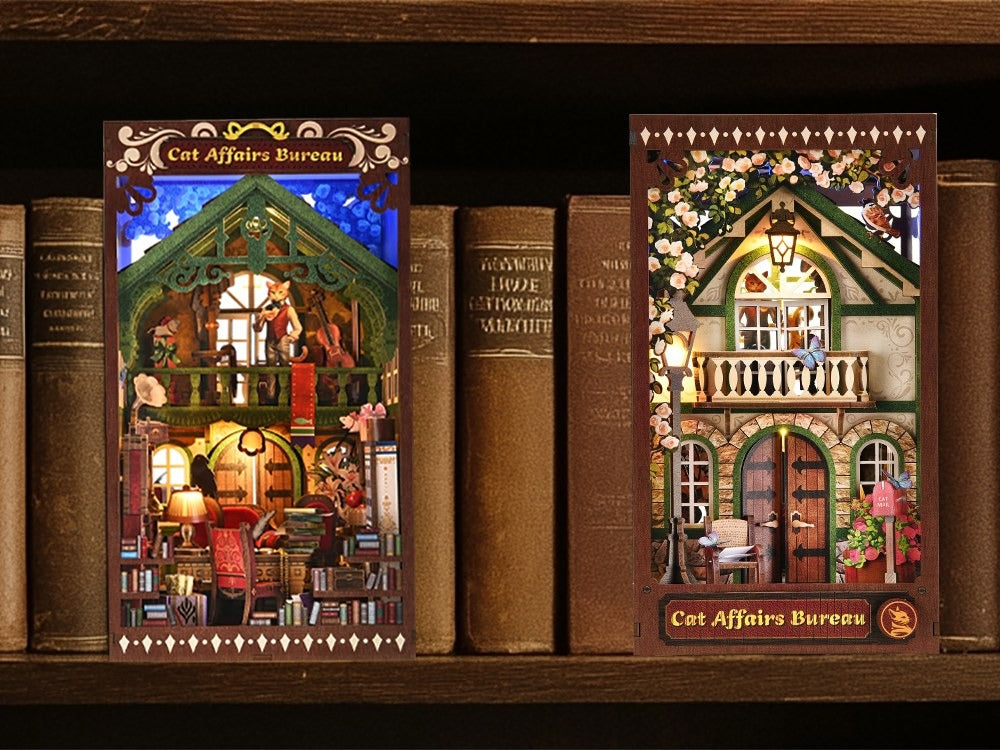 Book nook bureau des chats entre des livres anciens sur une étagère