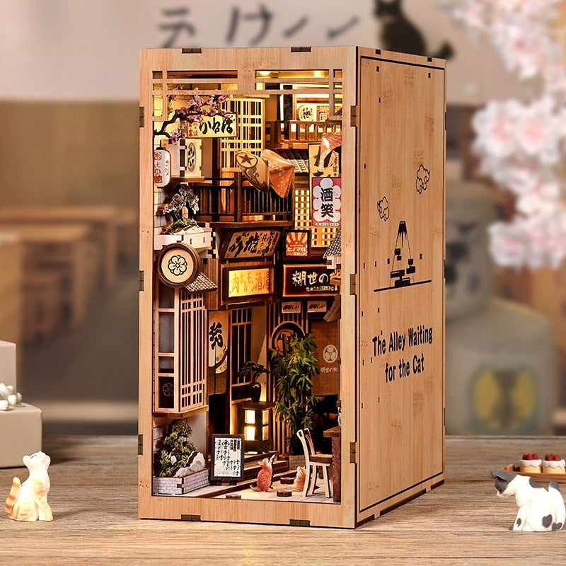 Book nook chat ruelle japonaise éclairé, côté inscription gravée