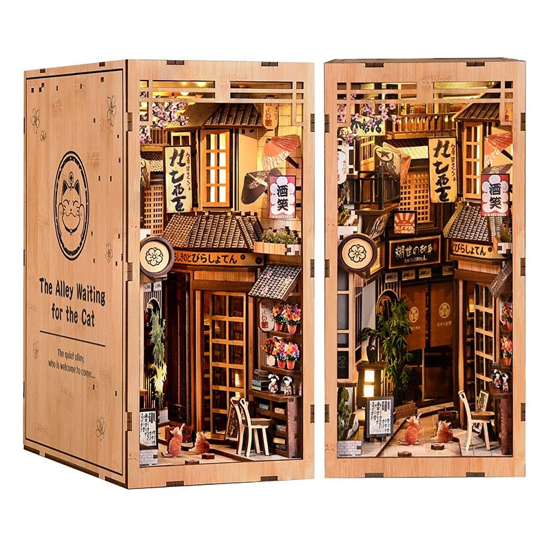 Book nook chat ruelle japonaise en bois, deux vues sur fond blanc