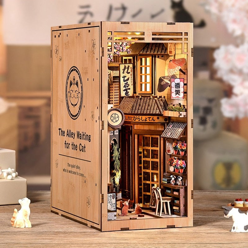 Book nook chat ruelle japonaise éclairé, côté tête de chat gravée