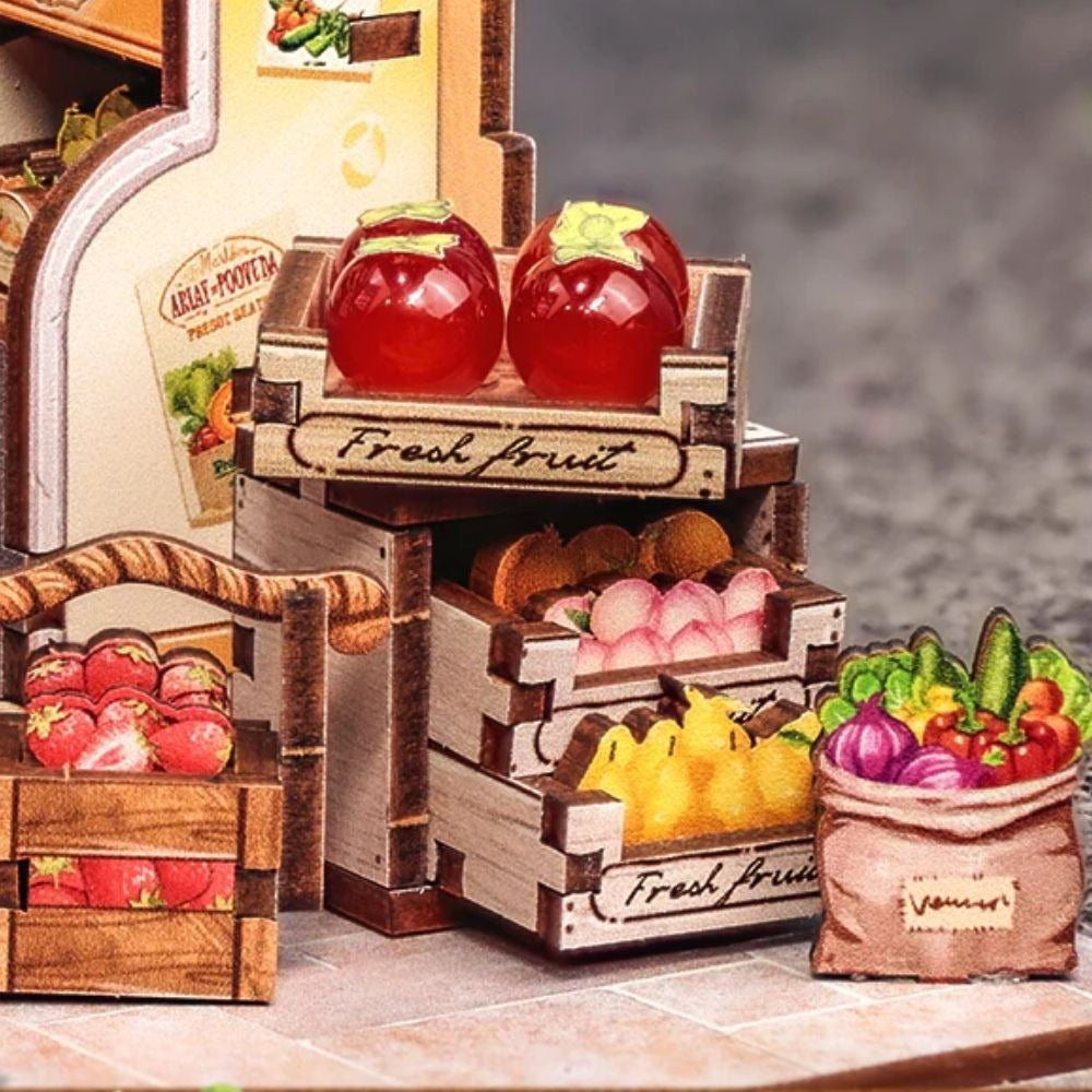 Miniatur-Obstkisten vor dem Book Nook Obst- und Gemüseladen