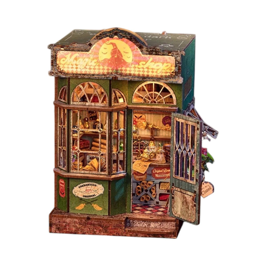Book nook fantasy boutique de magie en bois, porte ouverte, sur fond blanc