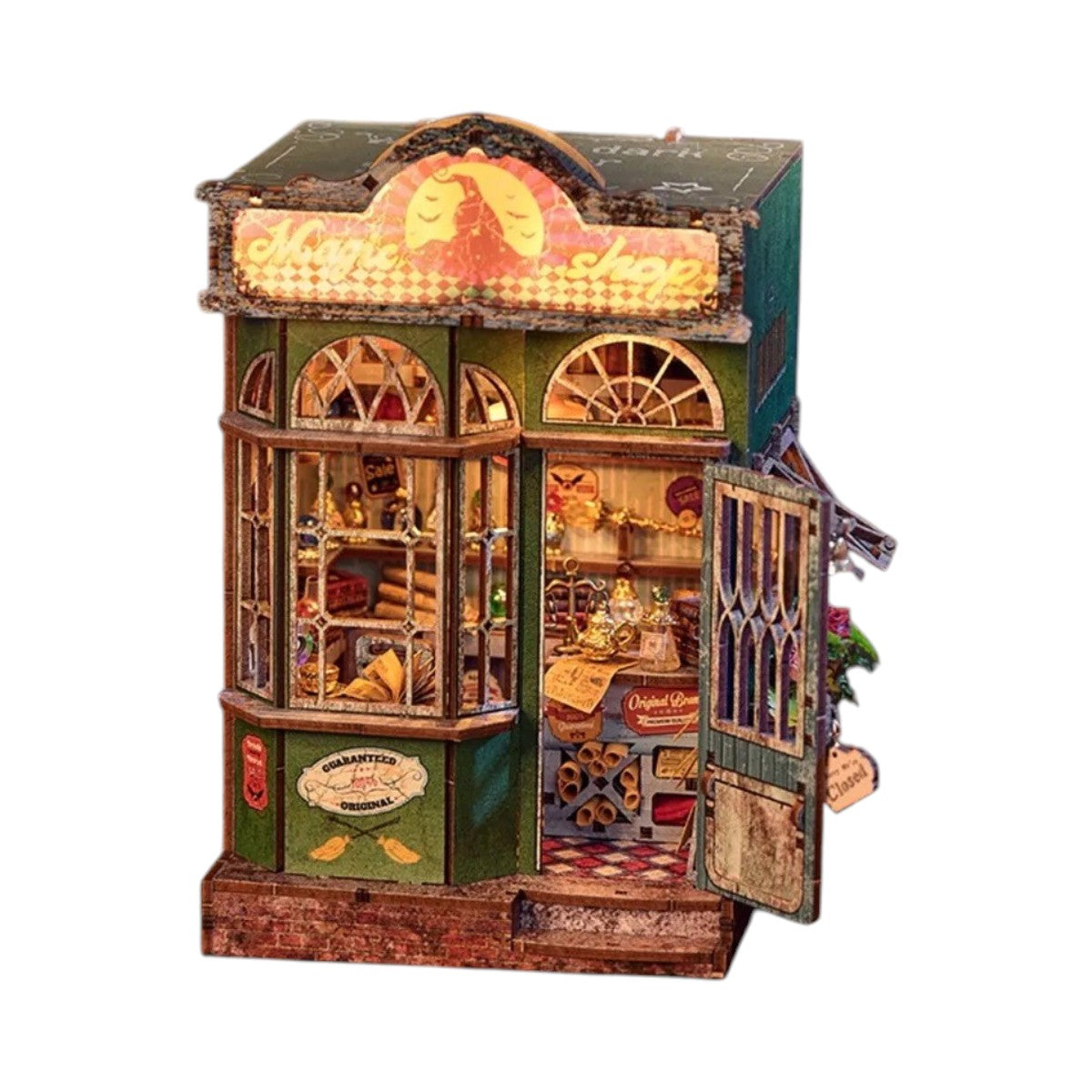 Book nook fantasy boutique de magie en bois, porte ouverte, sur fond blanc
