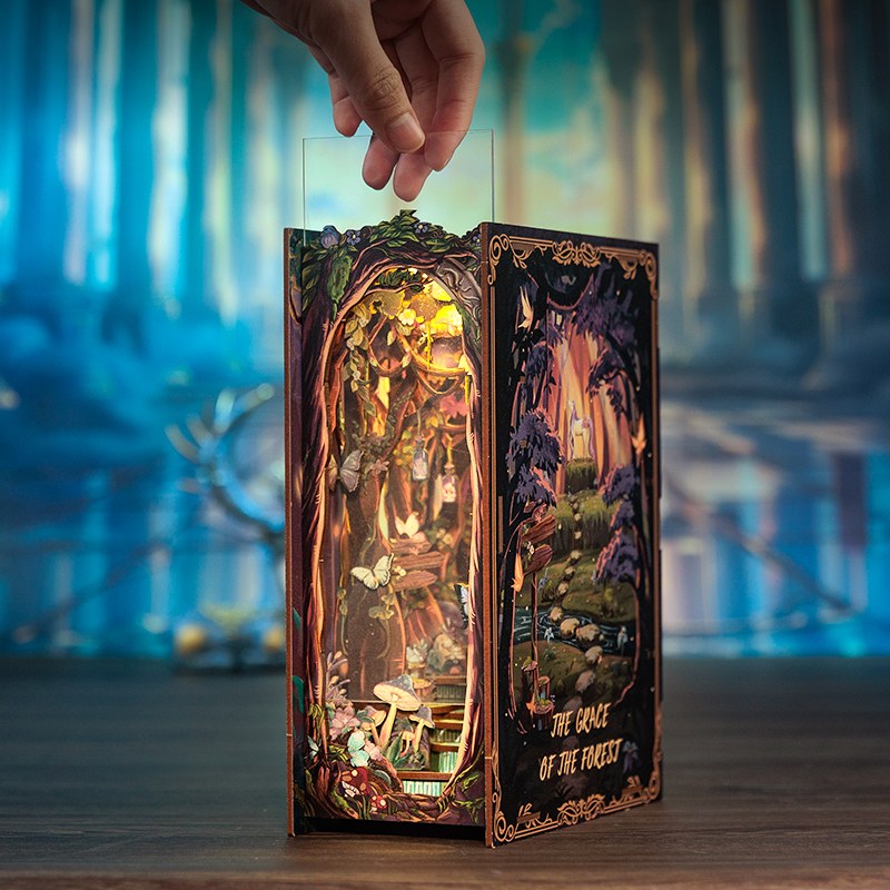 Book nook forêt enchantée, film transparent glissé par le dessus