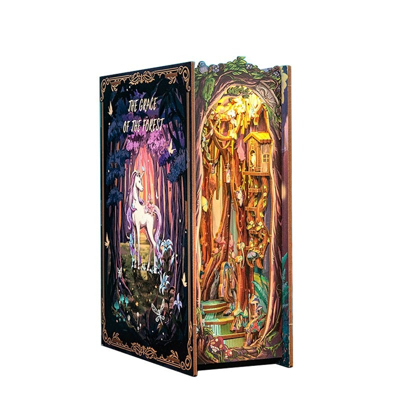 Book nook fantasy forêt enchantée à la licorne en bois, vue de trois quarts sur fond blanc