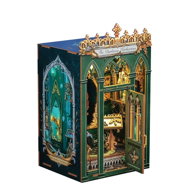 Book nook herboristerie gothique porte ouverte, vue de trois quarts sur fond blanc