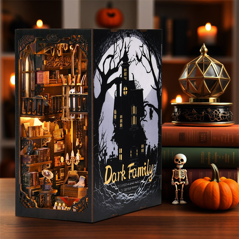 Book nook manoir gothique posé sur un bureau, décor d'automne avec une citrouille