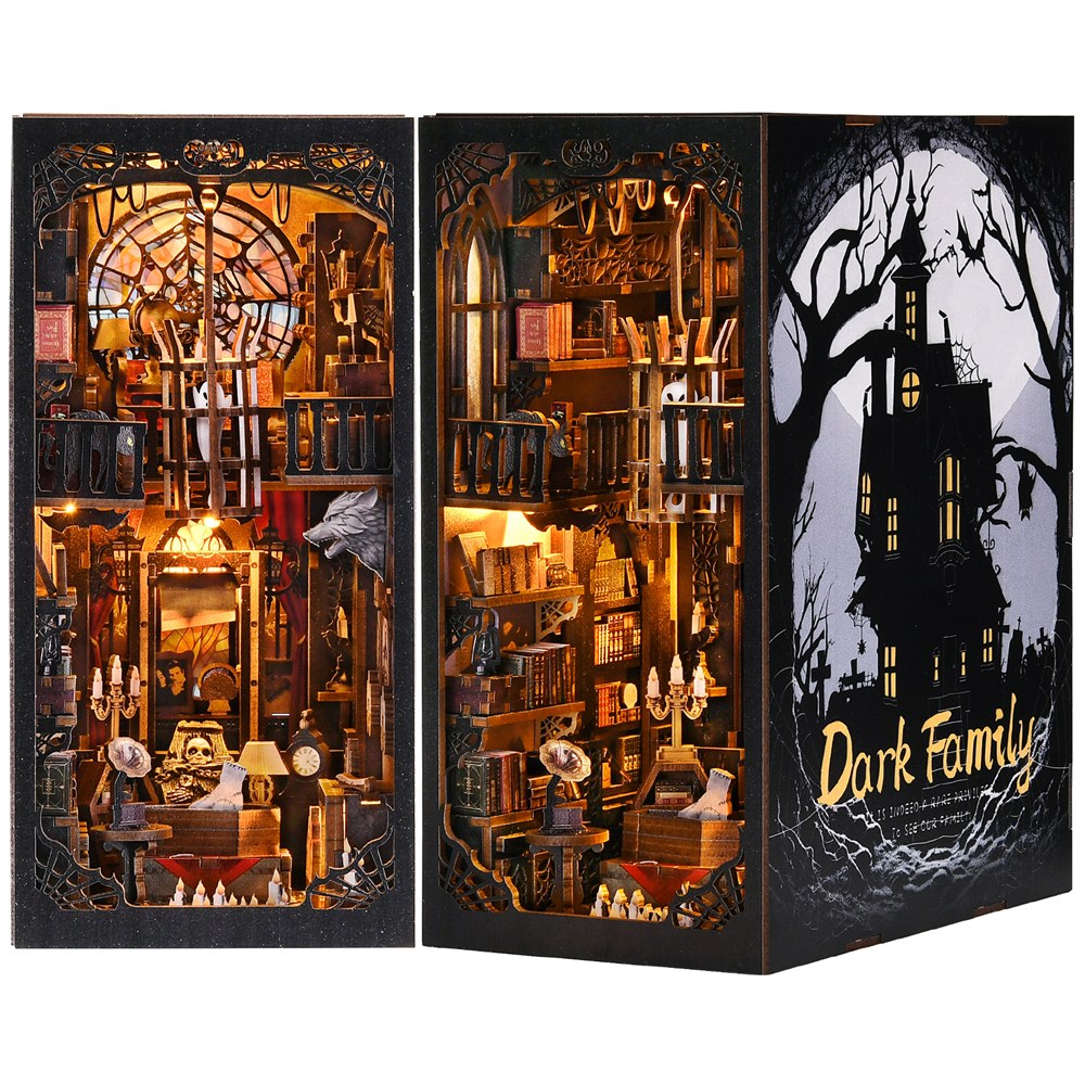 Book nook fantasy manoir gothique en bois, vue de face et de trois quarts sur fond blanc