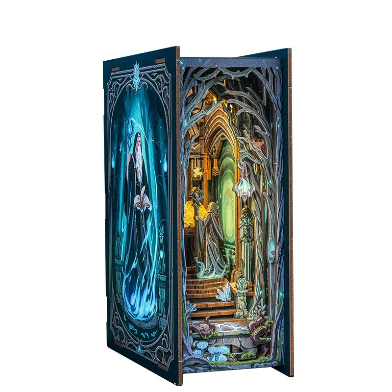 Book nook fantasy portail des merveilles en bois, vue de trois quarts sur fond blanc