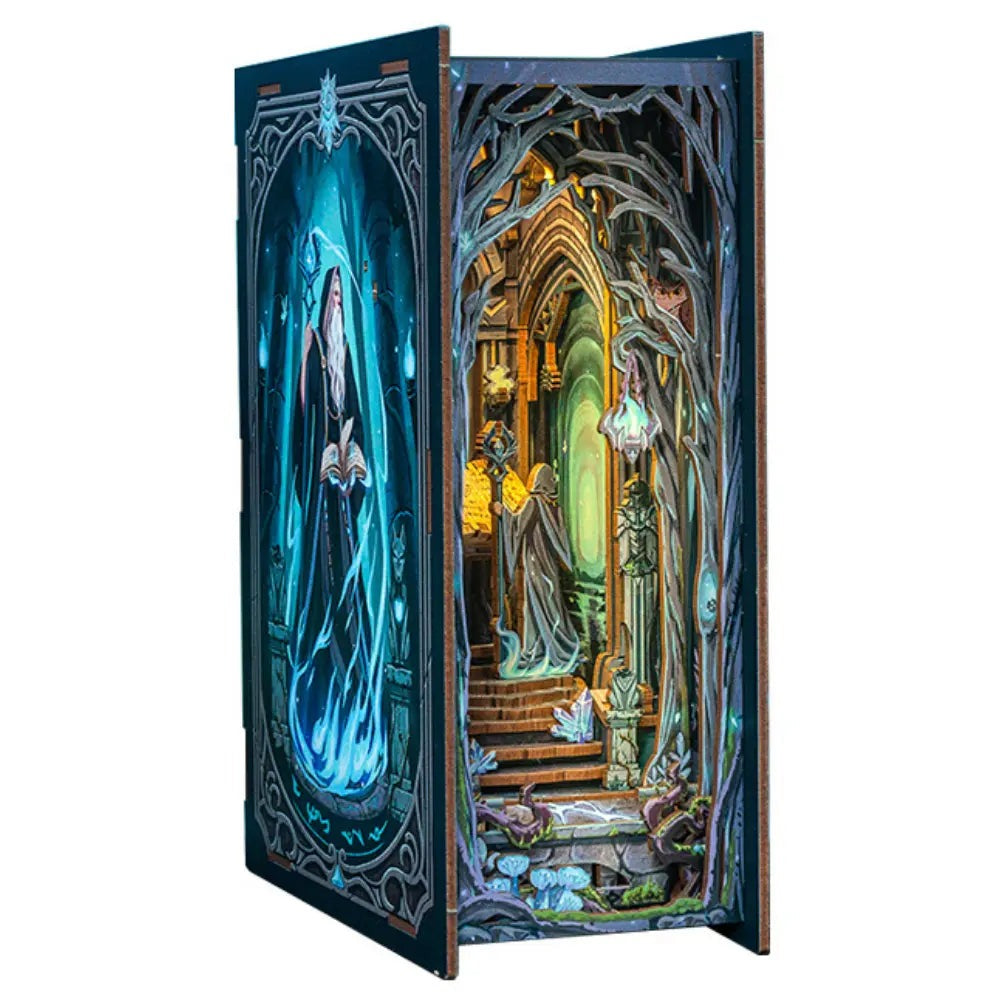 Book nook fantasy portail des merveilles en bois, panneau à la magicienne, sur fond blanc