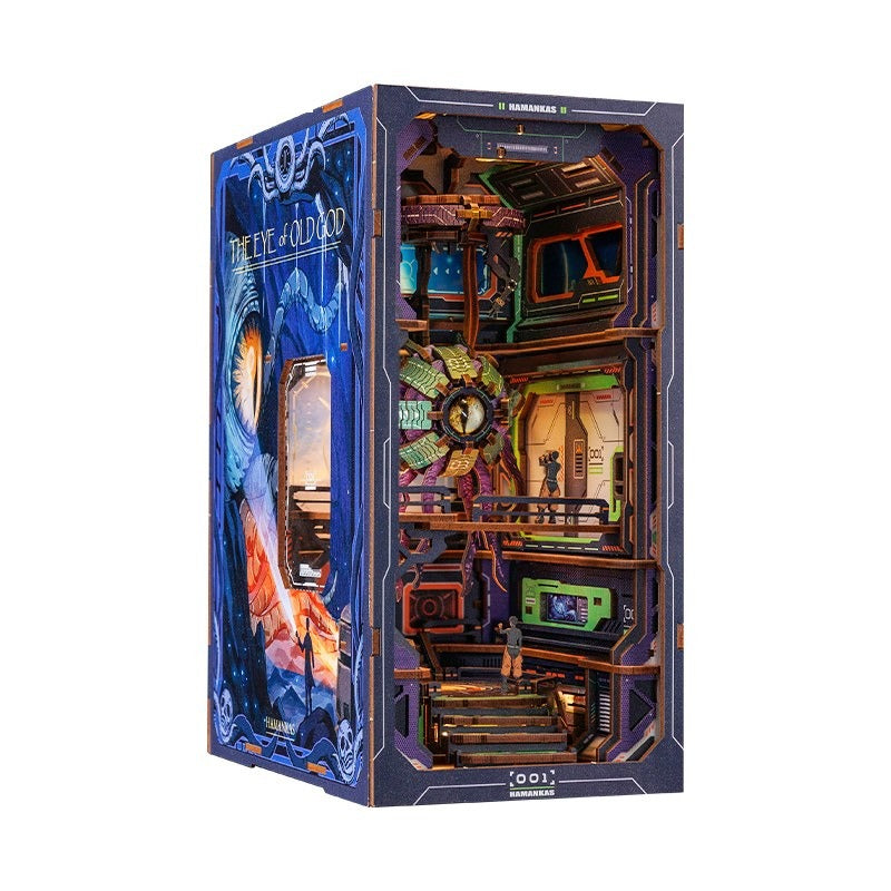 Book nook fantasy station de l'œil ancien en bois, vue de trois quarts sur fond blanc