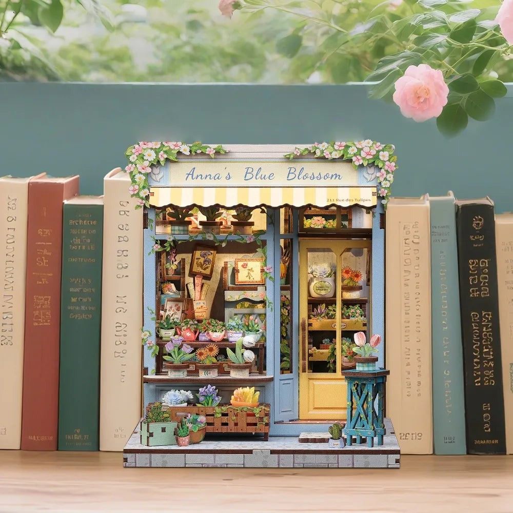 Book nook fleuriste entre des livres sur une étagère
