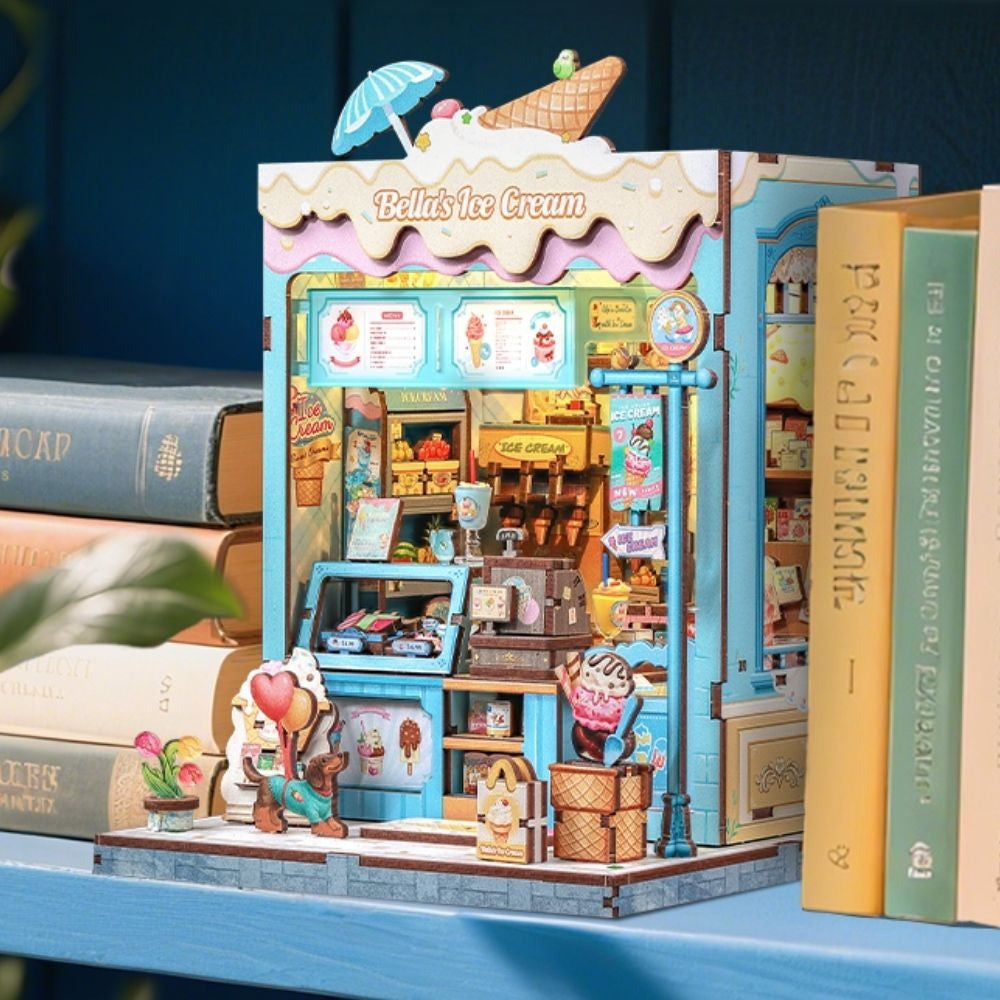 Book nook glacier pastel sur une étagère entre des livres