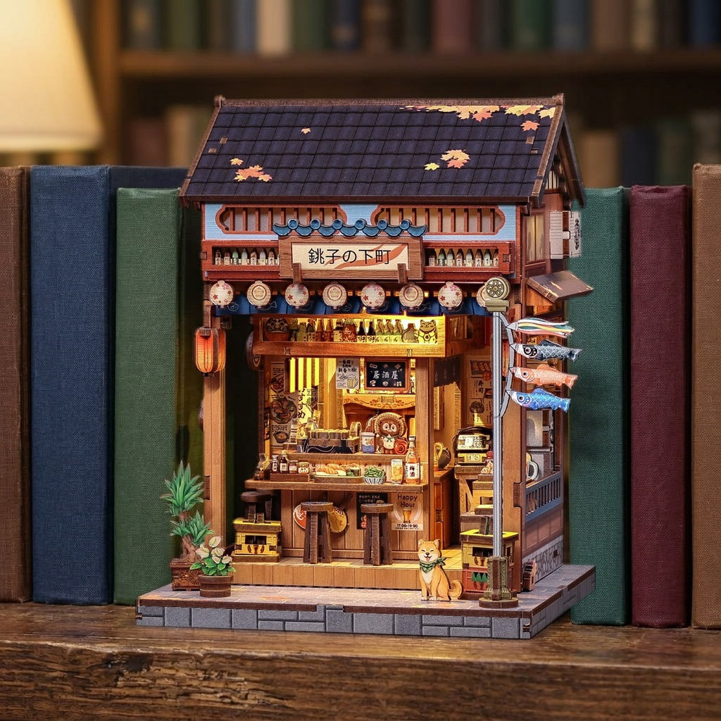 Book nook izakaya rangé sur une étagère entre des livres