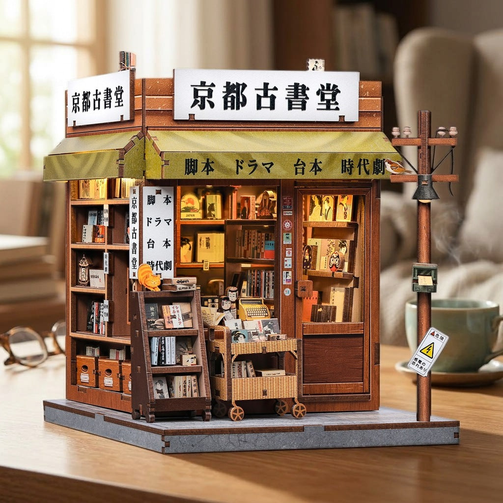 Book nook librairie ancienne de Kyoto sur un bureau, tasse et lunettes en arrière-plan