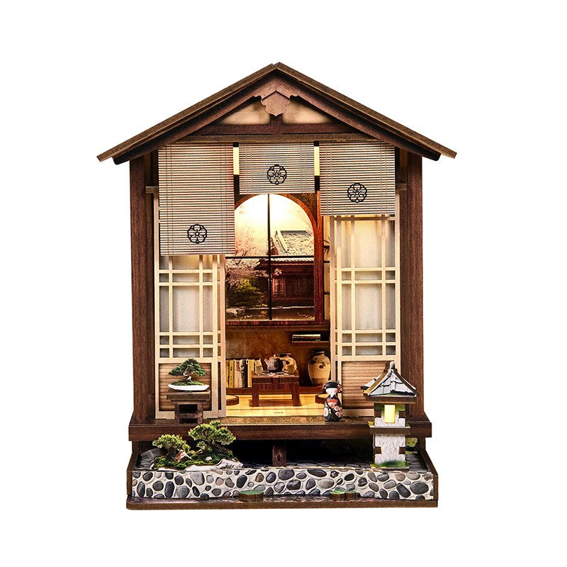 Book nook japonais maison et jardin aux lanternes, vue de face sur fond blanc