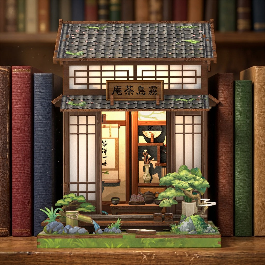 Book nook maison de thé japonaise rangé sur une étagère entre des livres