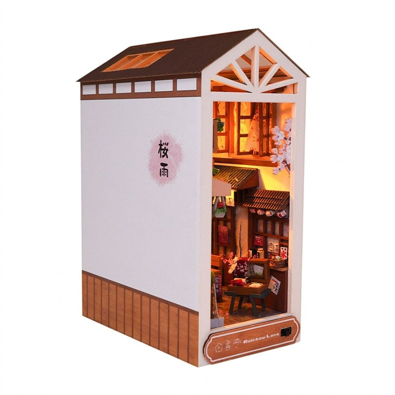 Book Nook Japan Gasse im Kirschblütenregen, Dreiviertelansicht auf weißem Hintergrund
