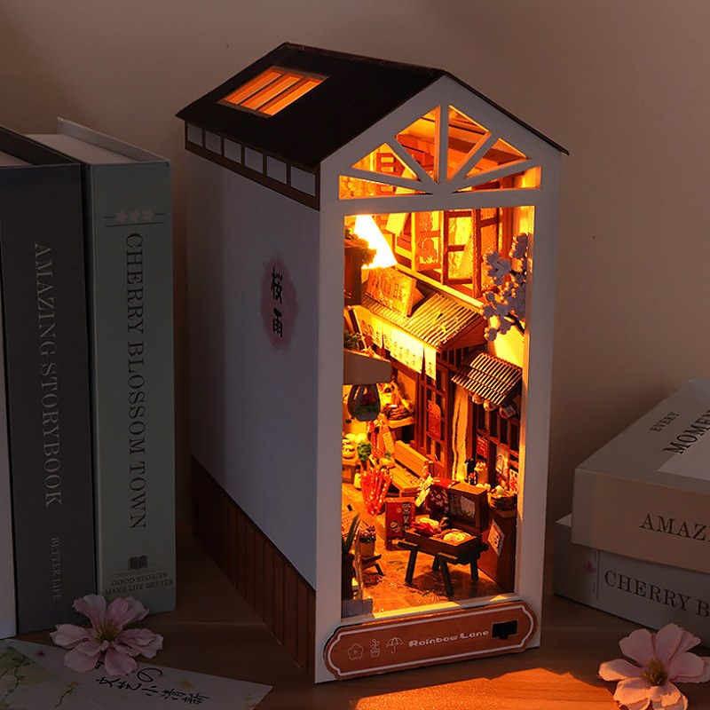 Beleuchtetes Book Nook japanische Gasse zwischen Büchern