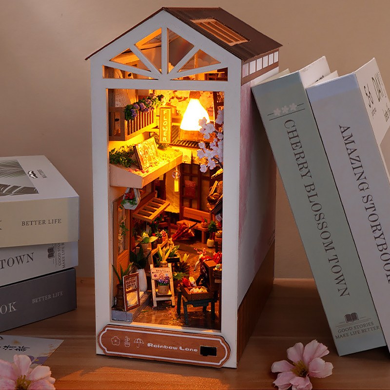 Beleuchtetes Book Nook Kirschblütengasse zwischen Büchern, Vorderansicht