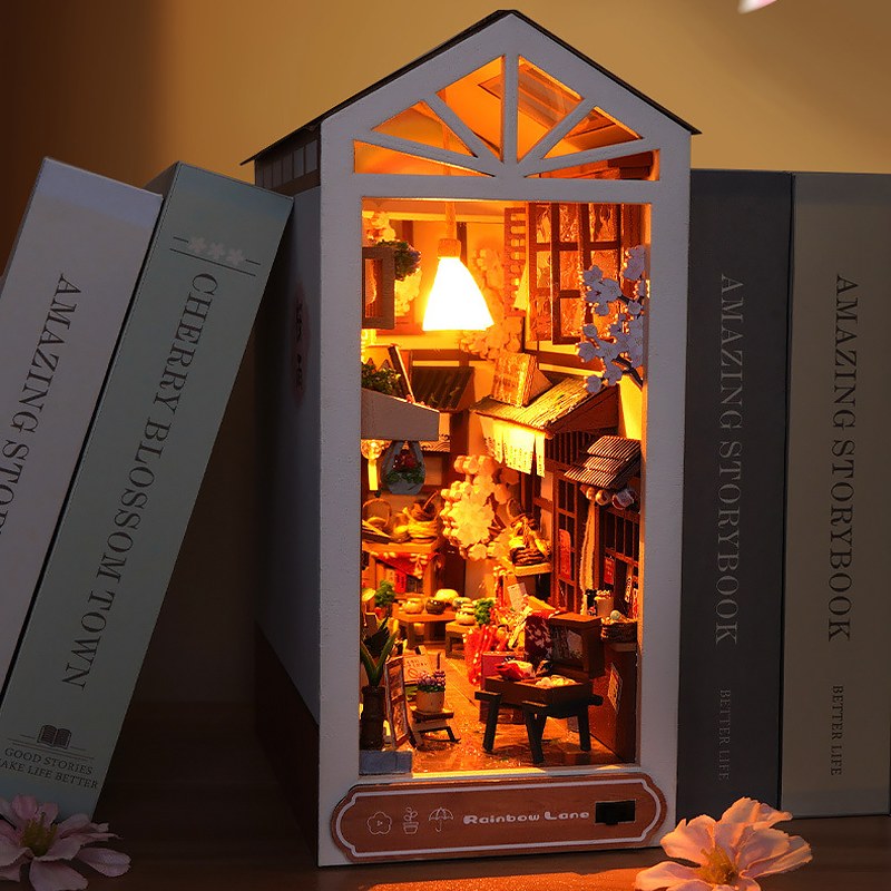 Beleuchtetes Book Nook japanische Gasse, Kirschblüten im Vordergrund