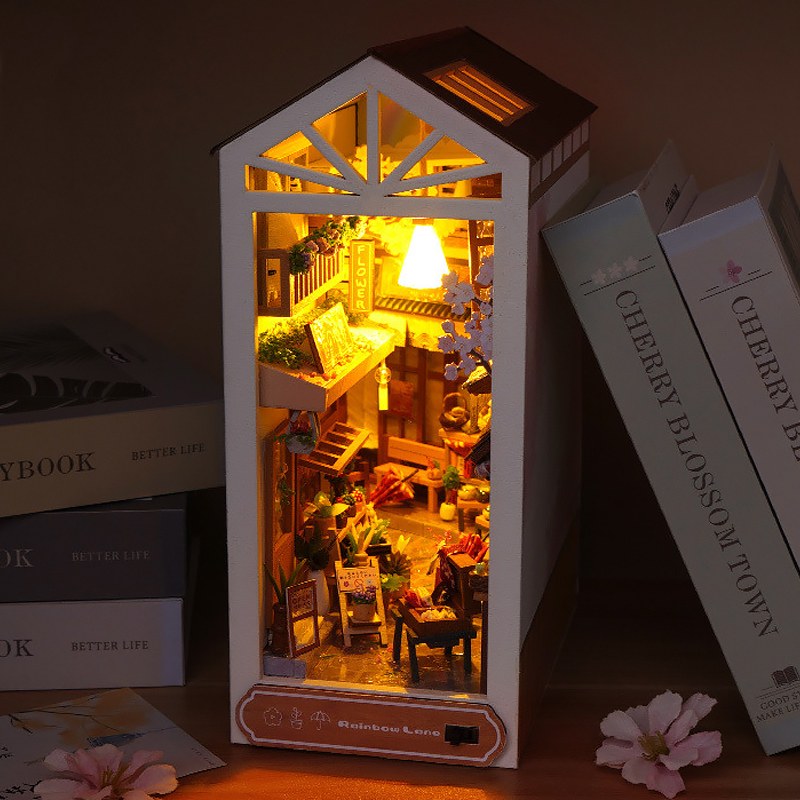 Beleuchtetes Book Nook Kirschblütengasse mit eingeschalteter Hängelampe
