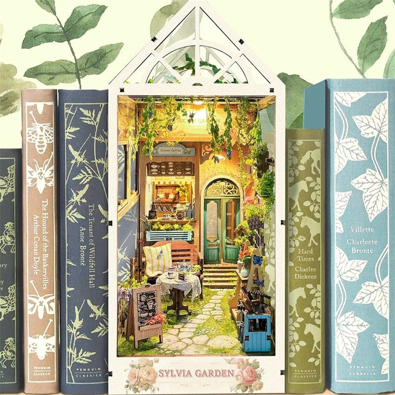 Book nook jardin secret sous verrière glissé entre des livres