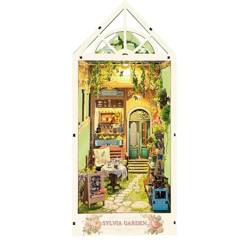 Book nook jardin secret sous verrière en bois, vue de face sur fond blanc