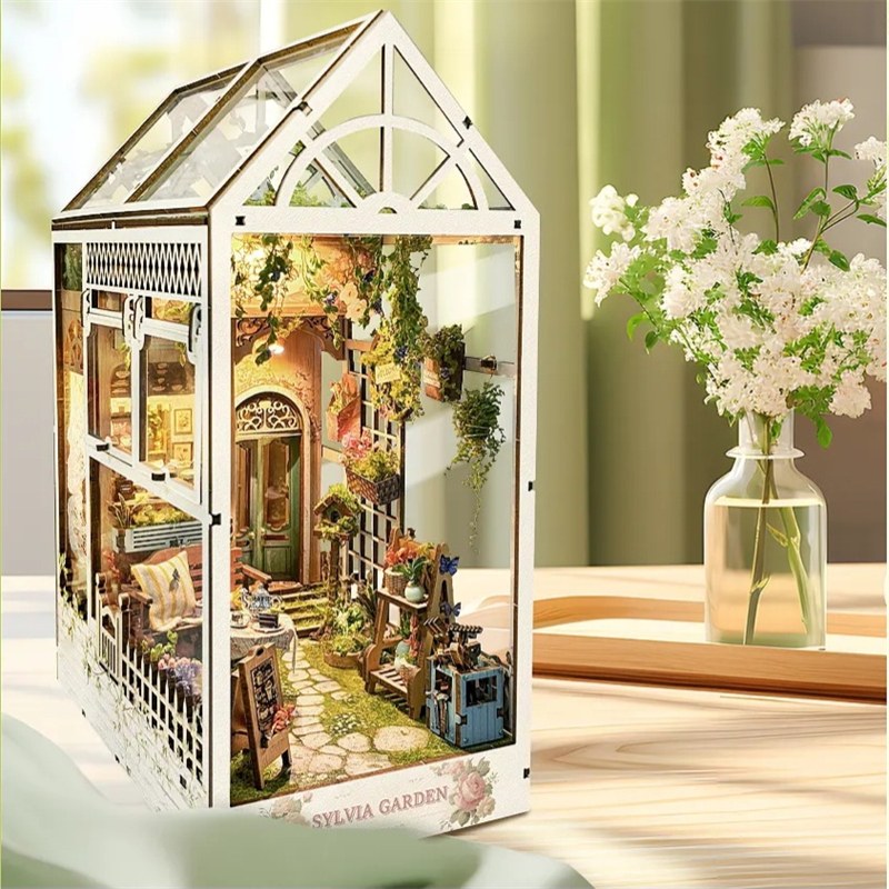 Book nook jardin secret, vue de trois quarts sur sa verrière à pignon