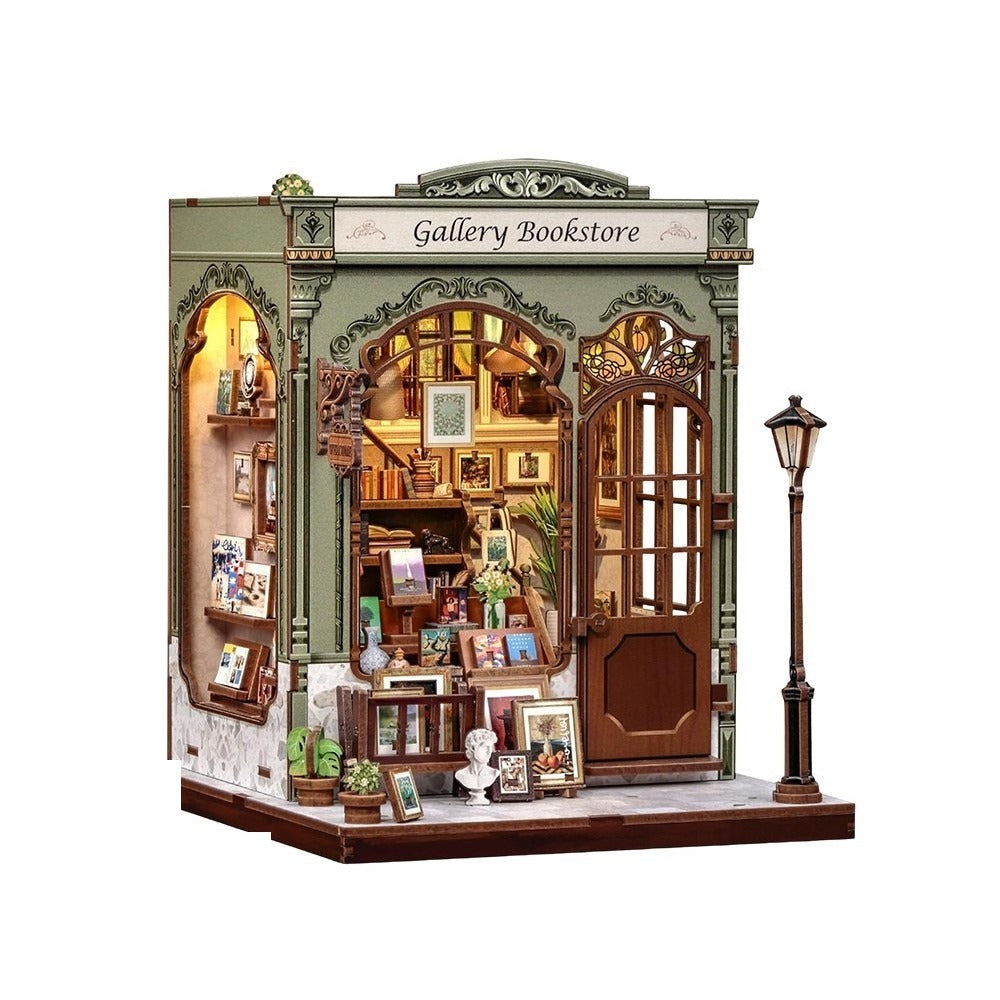 Book nook librairie galerie d'art à façade verte en bois, vue de trois quarts sur fond blanc