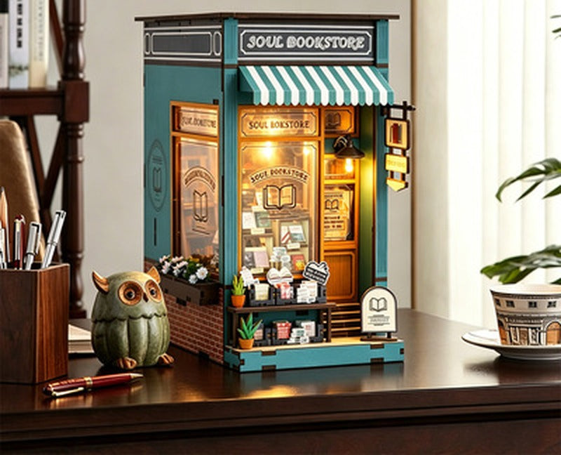 Book nook librairie à store rayé éclairé sur un meuble, près d'un pot à crayons