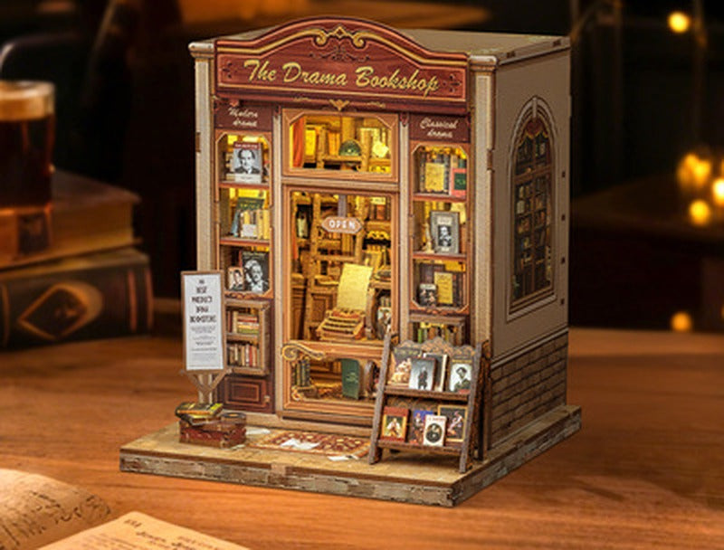 Book nook librairie de théâtre éclairé sur un bureau en bois le soir