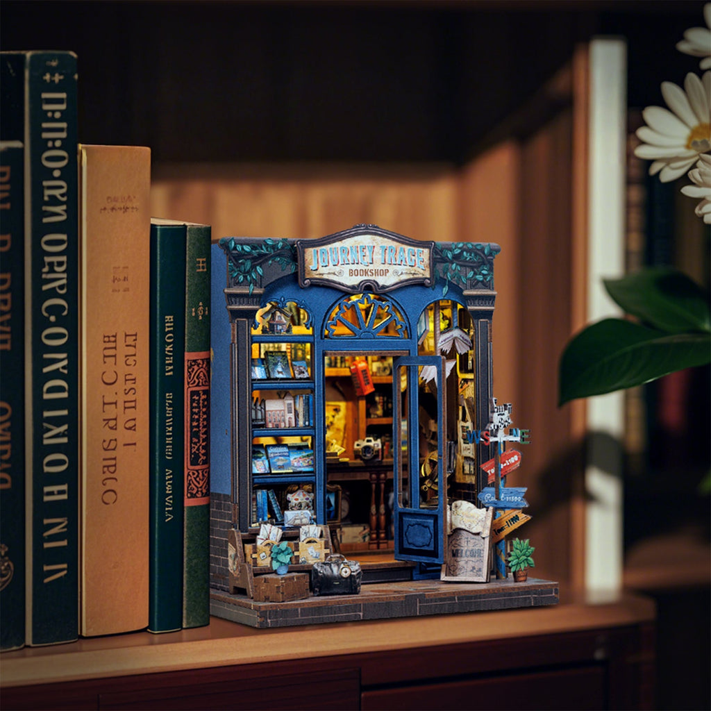 Book nook librairie du voyage allumé sur une étagère, glissé entre des livres anciens