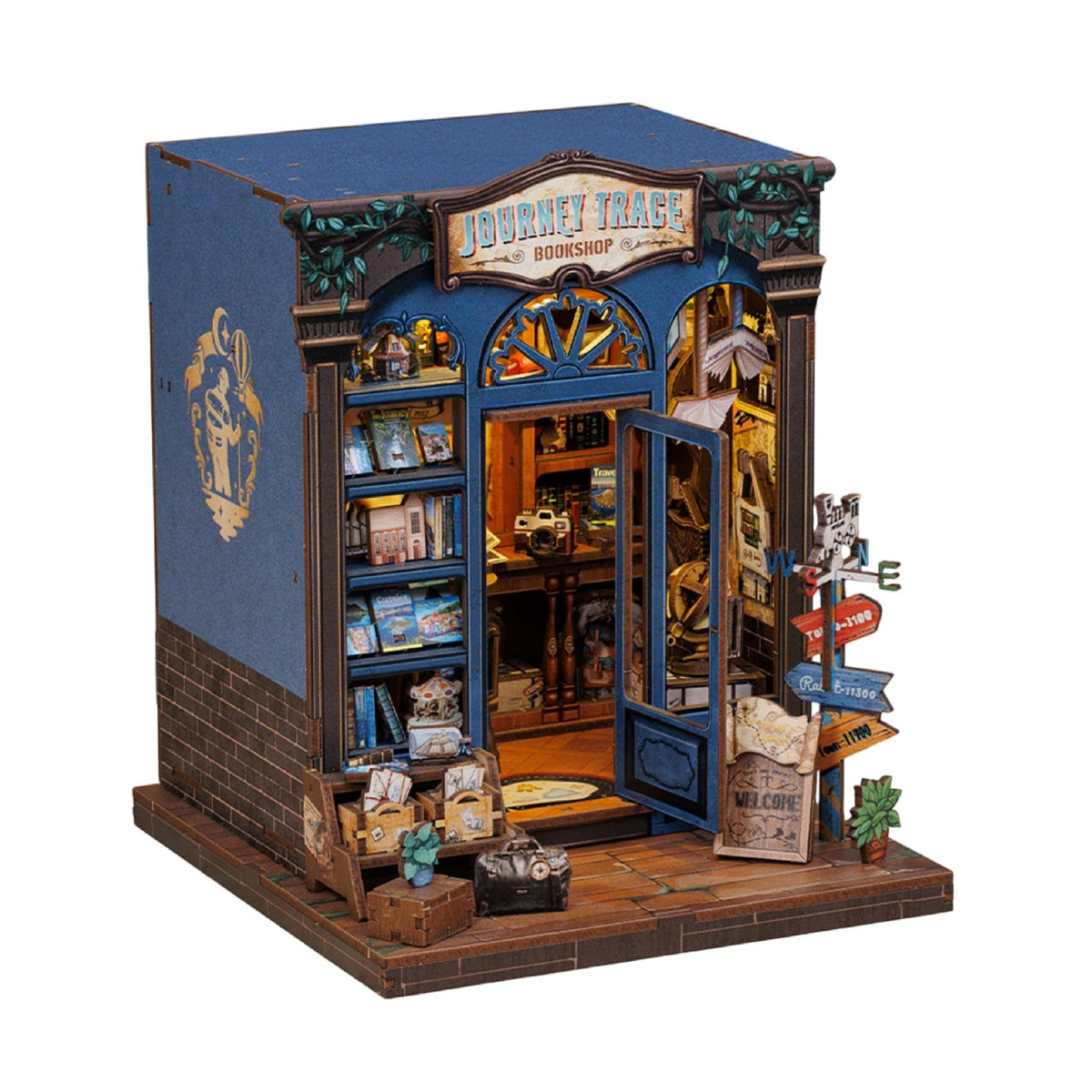 Book nook librairie du voyage à façade bleue en bois, vue de trois quarts porte ouverte sur fond blanc