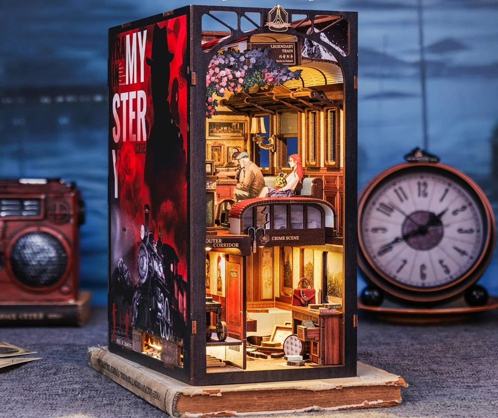 Panneau latéral du book nook wagon de train mystère illustré d'une locomotive à vapeur