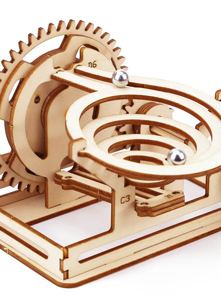 Circuit à billes en bois vu de côté : roue dentée, spirale et socle