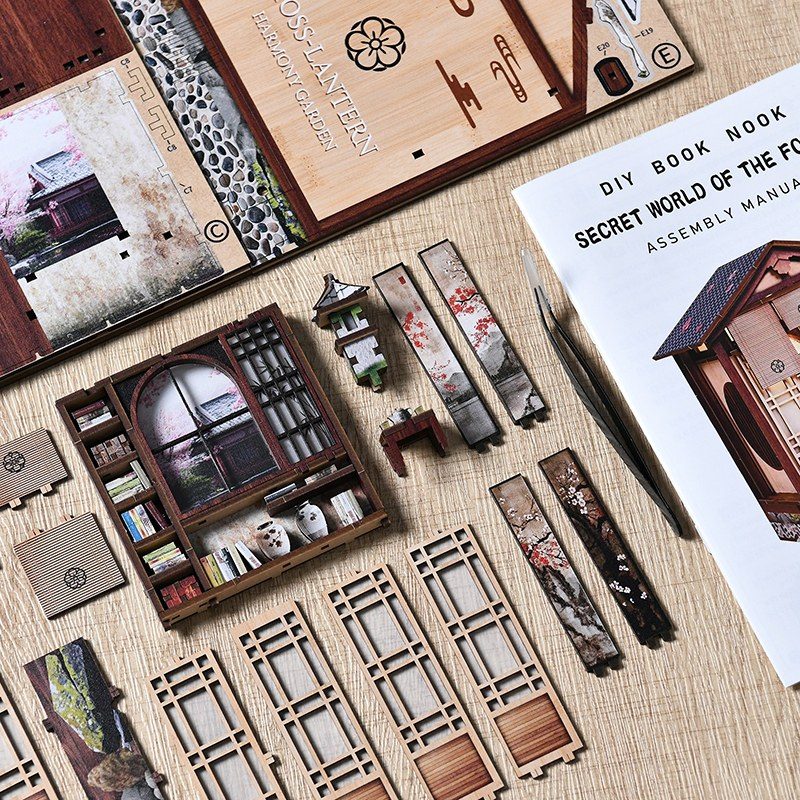Pièces en bois prédécoupées et notice d’un kit book nook avant montage Image