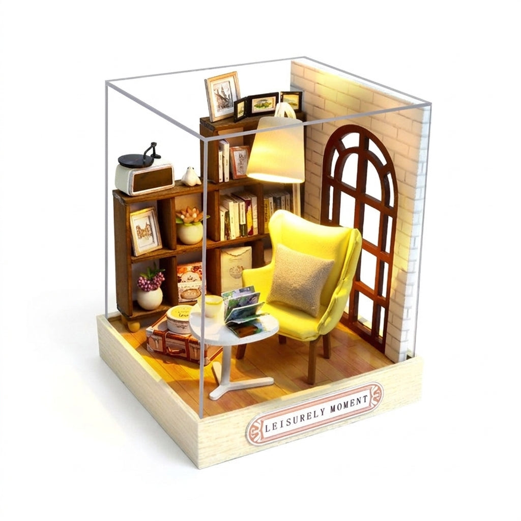 Maison miniature coin lecture au fauteuil jaune sous vitrine acrylique, sur fond blanc